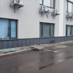 Центр «ЯМаріуполь» у Києві постраждав від російської атаки: вибиті вікна