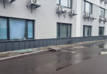 Центр «ЯМаріуполь» у Києві постраждав від російської атаки: вибиті вікна