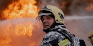 Россияне ударили по ТЦ в Харькове, ранены спасатели