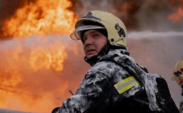 Россияне ударили по ТЦ в Харькове, ранены спасатели